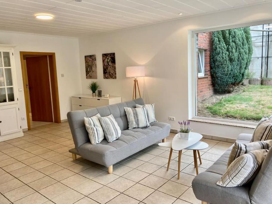 Helle Wohnung Mit Wintergarten - Nahe Ruhrgebiet Und Freizeitpark Movie Park Ботроп Екстериор снимка